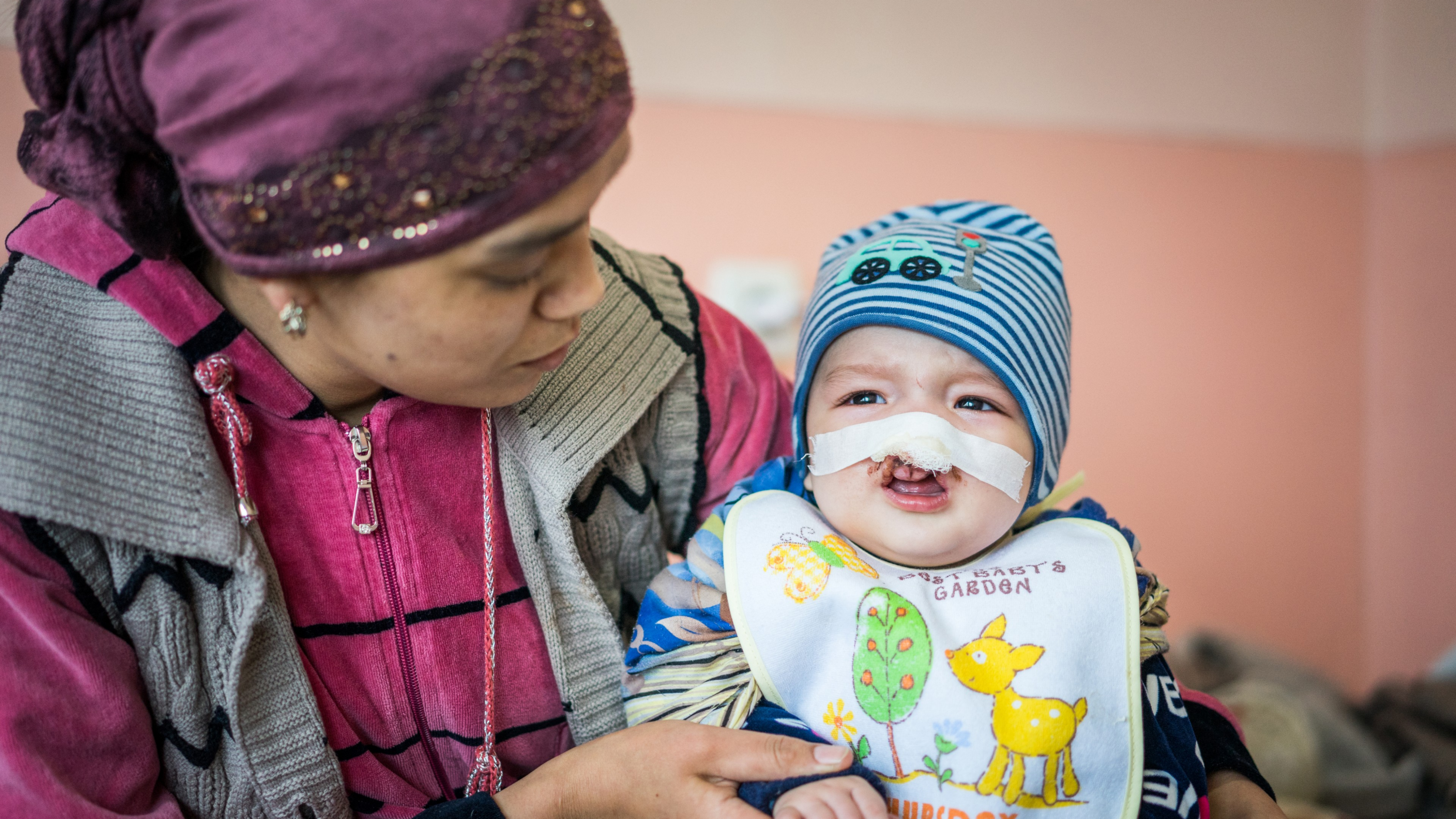 Foto: Joseph Khakshouri 31.03.2017 - 04.04.2017
Sarina Arnold in Kirgistan
Besuch bei Abdulla nach Seiner OP
Sarina zeigt Bilder Ihrer Tochter vor und Nach der OP


Osh (Kirgistan)