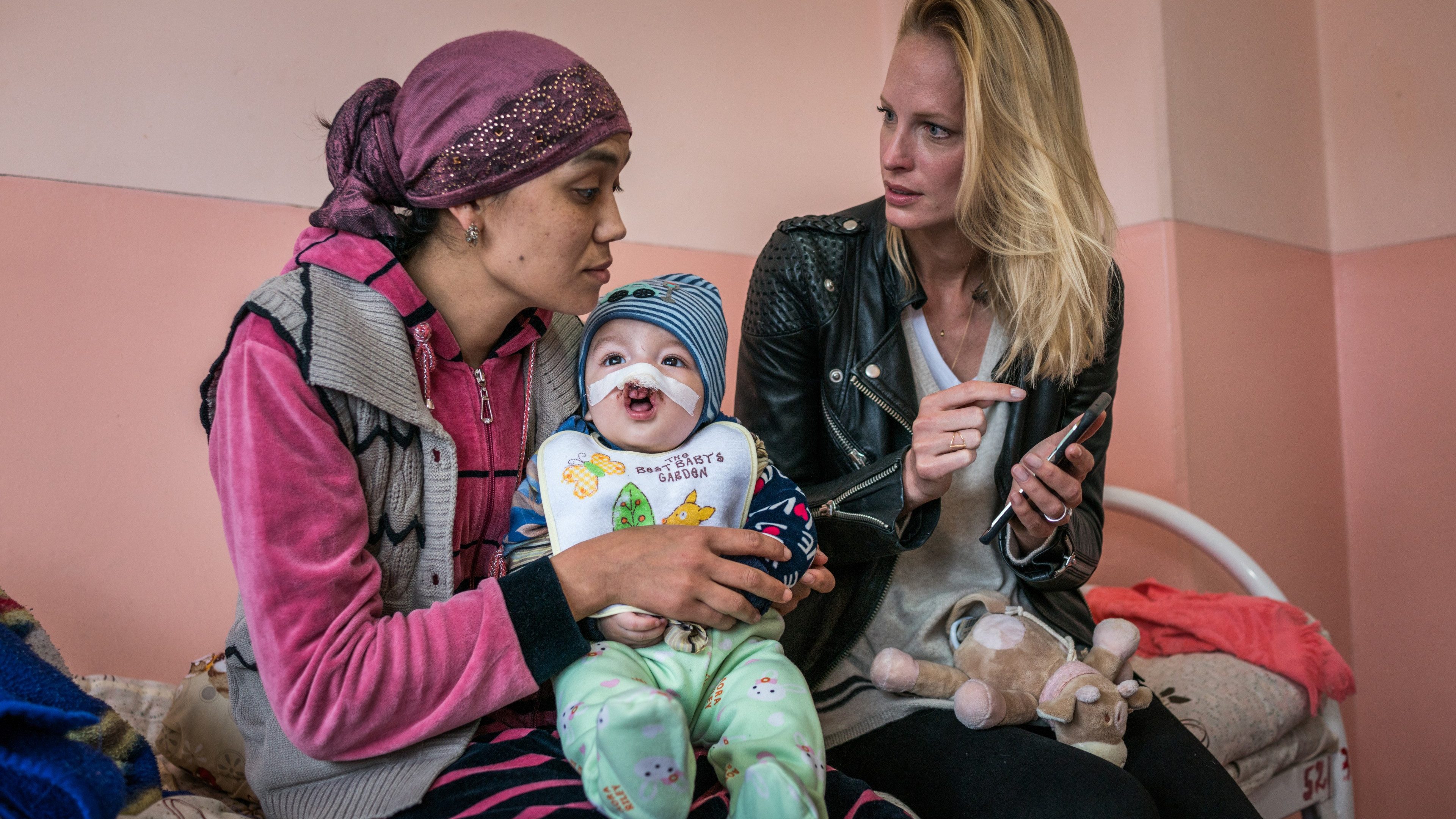 Foto: Joseph Khakshouri 31.03.2017 - 04.04.2017
Sarina Arnold in Kirgistan
Besuch bei Abdulla nach Seiner OP
Sarina zeigt Bilder Ihrer Tochter vor und Nach der OP
Osh (Kirgistan)